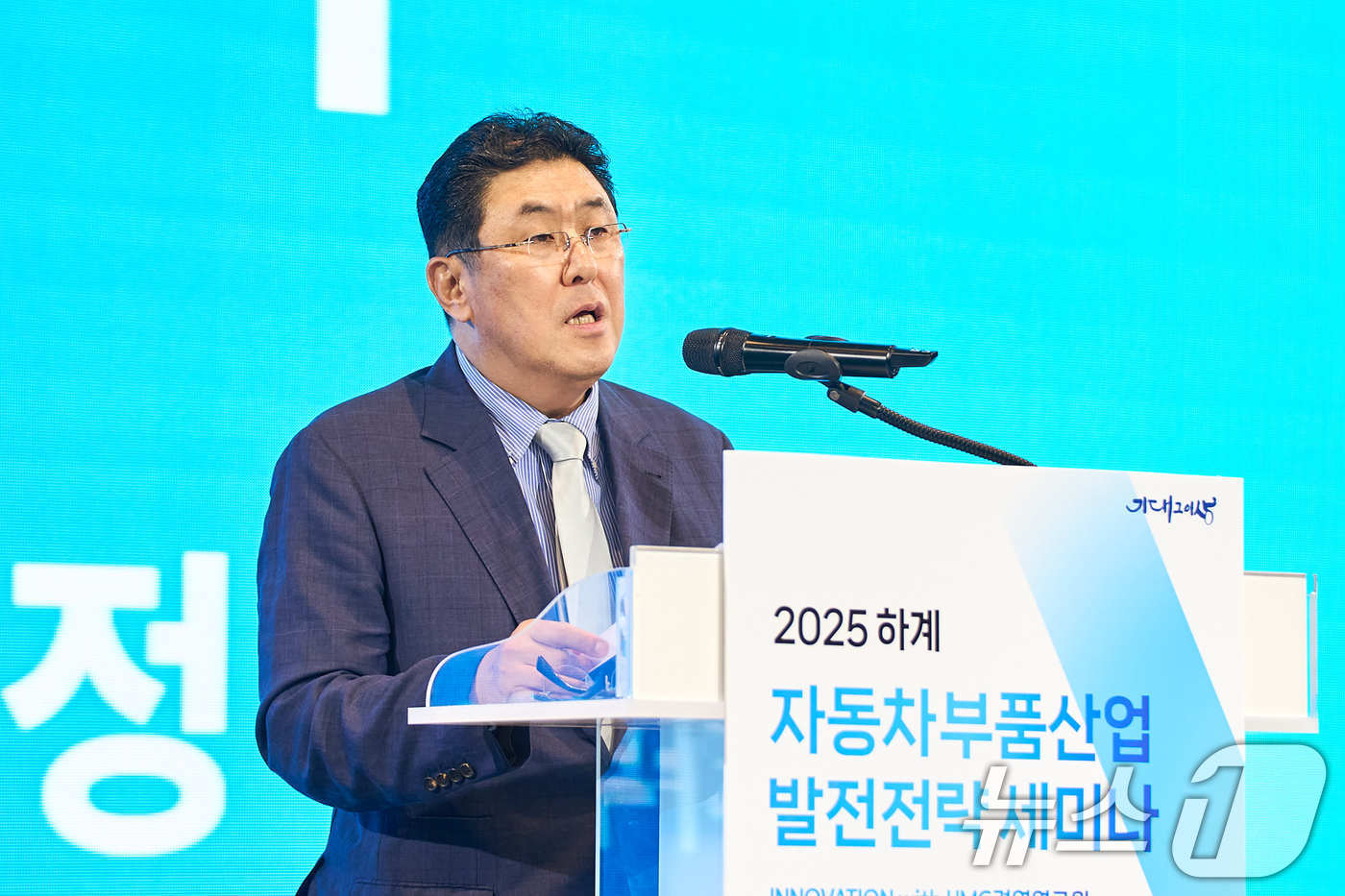 (서울=뉴스1) = 자동차부품산업진흥재단은 9일 경기 성남시 더블트리 바이힐튼 서울 판교에서 하계 자동차부품산업 발전 전략 세미나를 개최했다고 밝혔다.안정구 이사장이 환영사를 하고 …