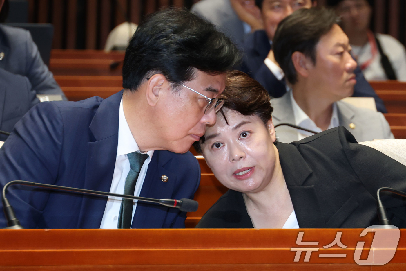 (서울=뉴스1) 이광호 기자 = 송언석 국민의힘 비상대책위원장 겸 원내대표와 윤희숙 혁신위원장이 9일 오후 서울 여의도 국회에서 열린 의원총회에서 대화하고 있다. 2025.7.9/ …