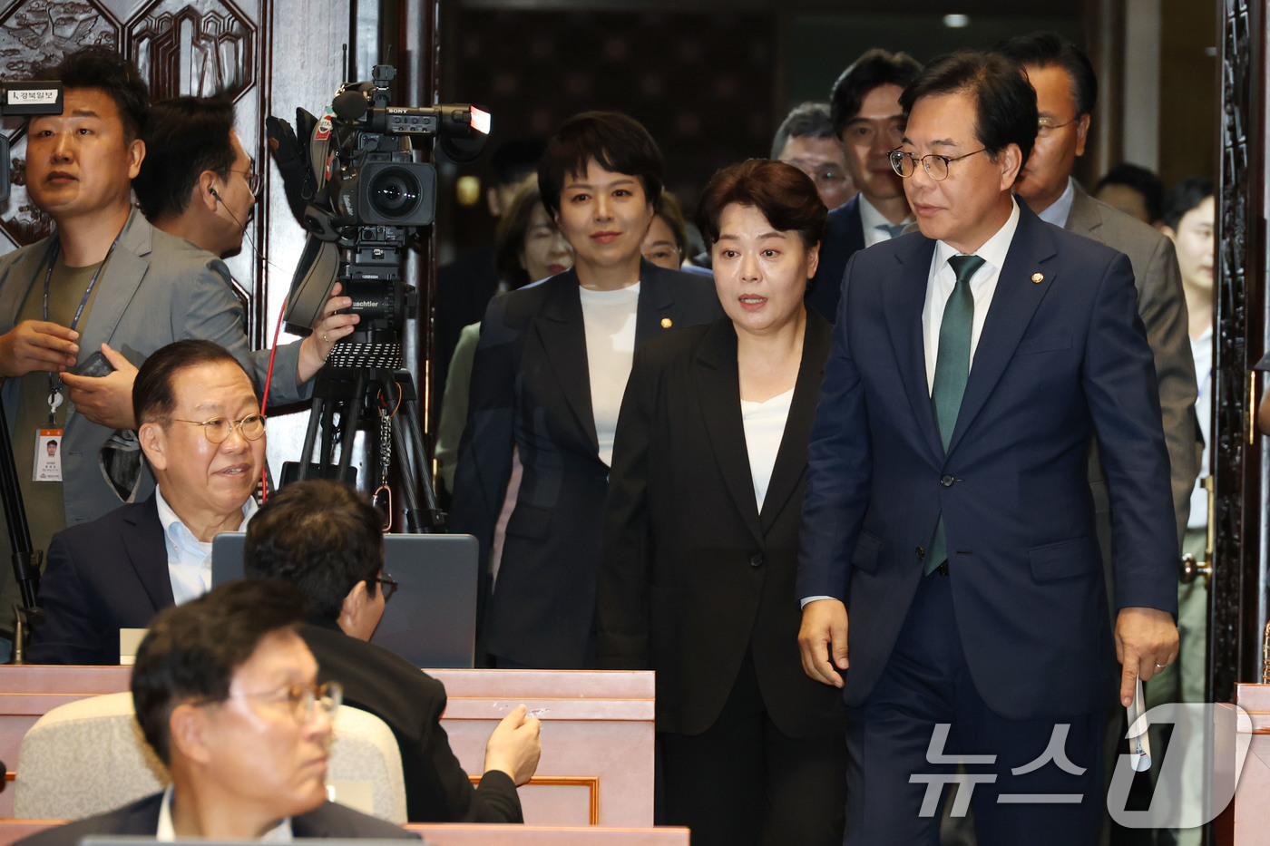 (서울=뉴스1) 이광호 기자 = 송언석 국민의힘 비상대책위원장 겸 원내대표와 윤희숙 혁신위원장이 9일 오후 서울 여의도 국회에서 열린 의원총회에 참석하고 있다. 왼쪽은 권영세 의원 …