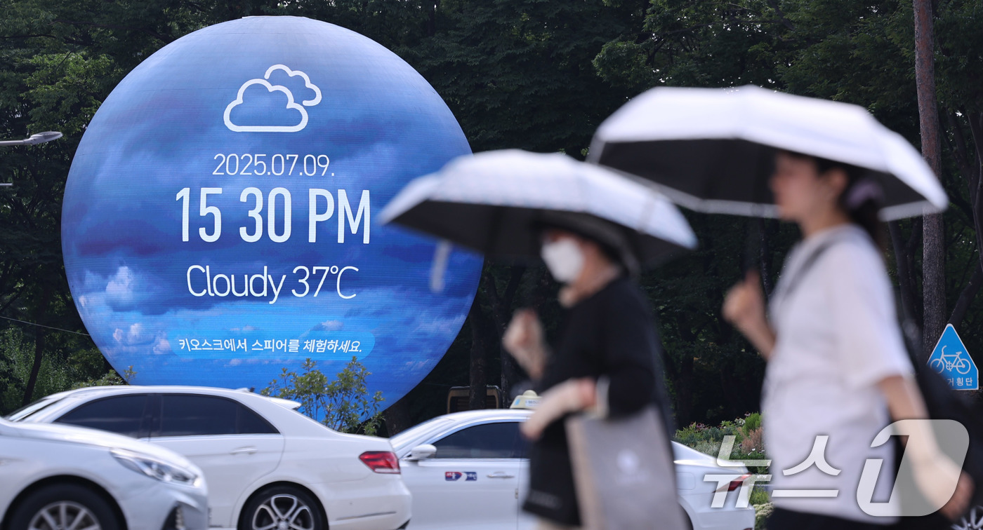 (서울=뉴스1) 박지혜 기자 = 폭염 경보가 내려진 9일 오후 서울 송파구의 조형물에 서울의 기온이 37도를 나타내고 있다.  2025.7.9/뉴스1