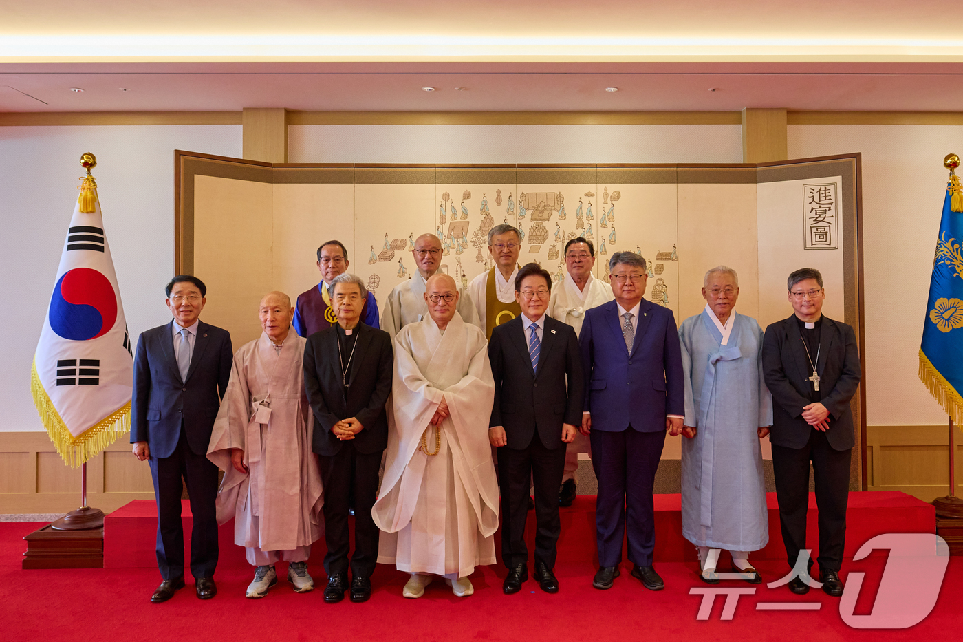 (서울=뉴스1) 허경 기자 = 이재명 대통령이 9일 서울 용산 대통령실에서 열린 종교 지도자 초청 오찬 간담회에서 참석자들과 함께 기념촬영을 하고 있다. (대통령실 제공. 재판매 …