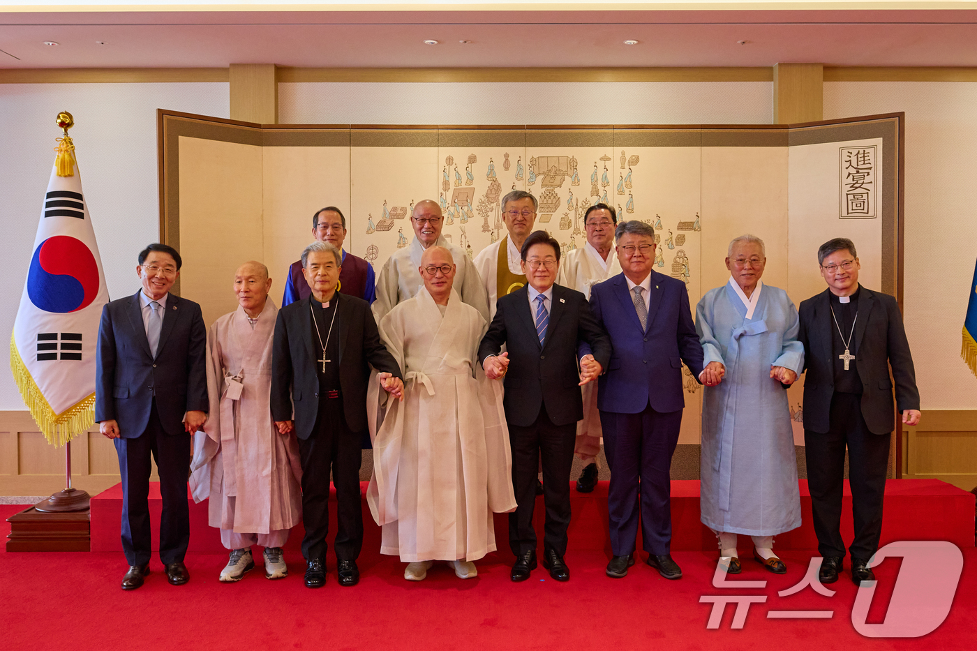 (서울=뉴스1) 허경 기자 = 이재명 대통령이 9일 서울 용산 대통령실에서 열린 종교 지도자 초청 오찬 간담회에서 참석자들과 함께 기념촬영을 하고 있다. (대통령실 제공. 재판매 …