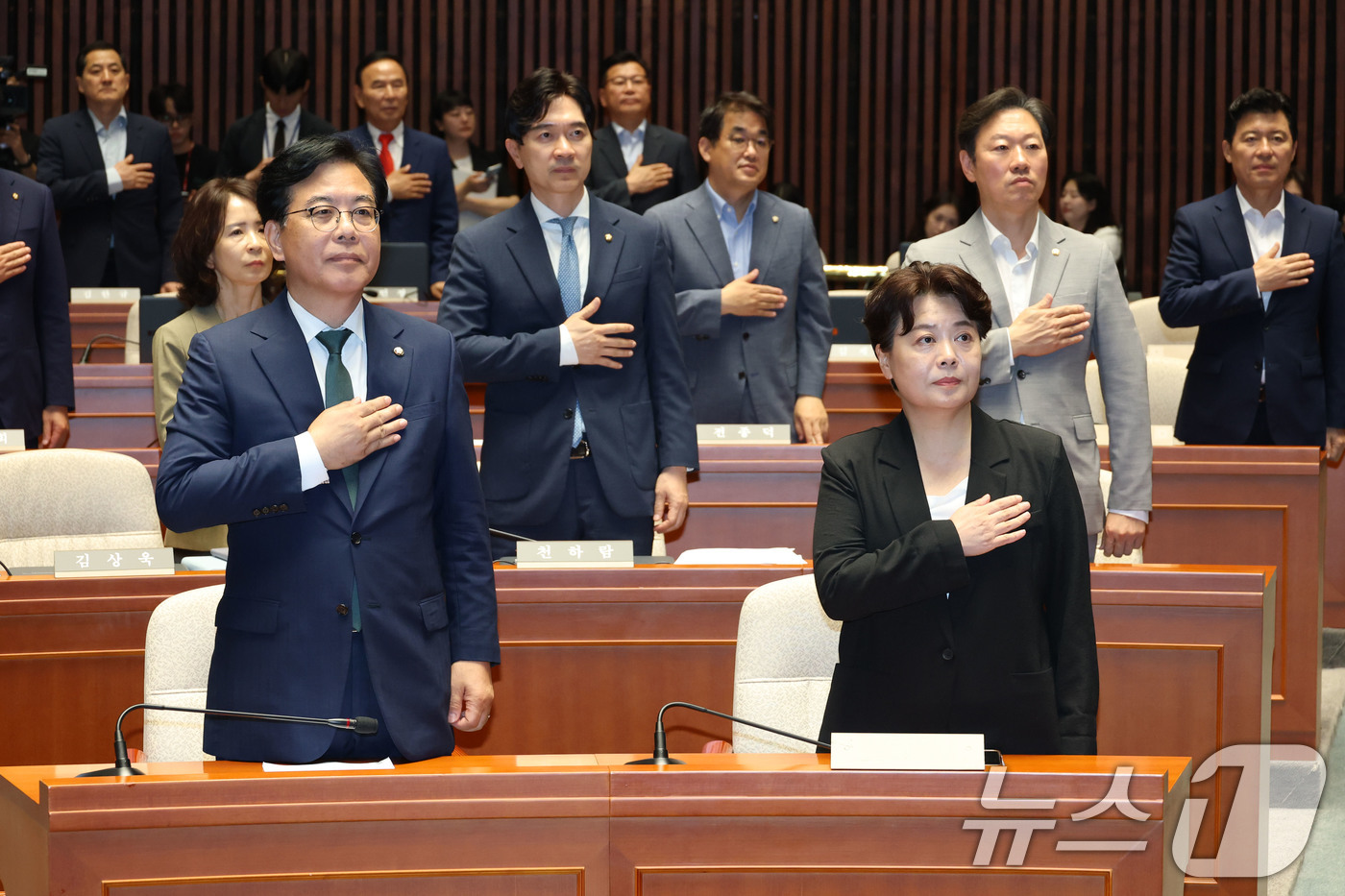 (서울=뉴스1) 이광호 기자 = 송언석 국민의힘 비상대책위원장 겸 원내대표와 윤희숙 혁신위원장이 9일 오후 서울 여의도 국회에서 열린 의원총회에서 국민의례를 하고 있다. 2025. …