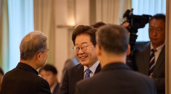 종교 지도자들과 인사하는 이재명 대통령