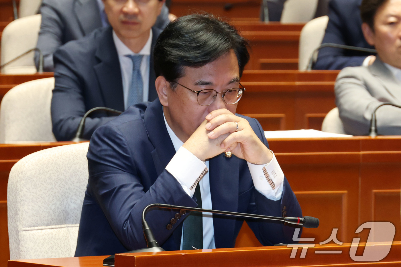 (서울=뉴스1) 이광호 기자 = 송언석 국민의힘 비상대책위원장 겸 원내대표가 9일 오후 서울 여의도 국회에서 열린 의원총회에서 생각에 잠겨있다. 2025.7.9/뉴스1