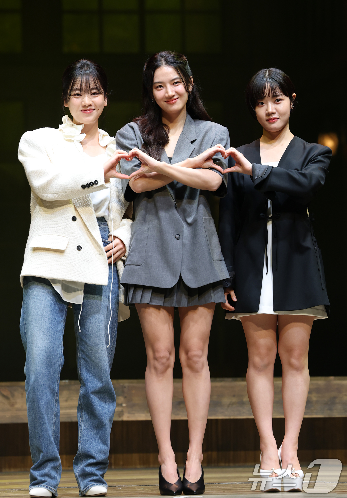 (서울=뉴스1) 권현진 기자 = 배우 이주영(왼쪽부터)과 박주현, 김향기가 9일 오후 서울 서초구 예술의전당 CJ토월극장에서 열린 연극 ‘셰익스피어 인 러브’ 기자간담회에서 포즈를 …