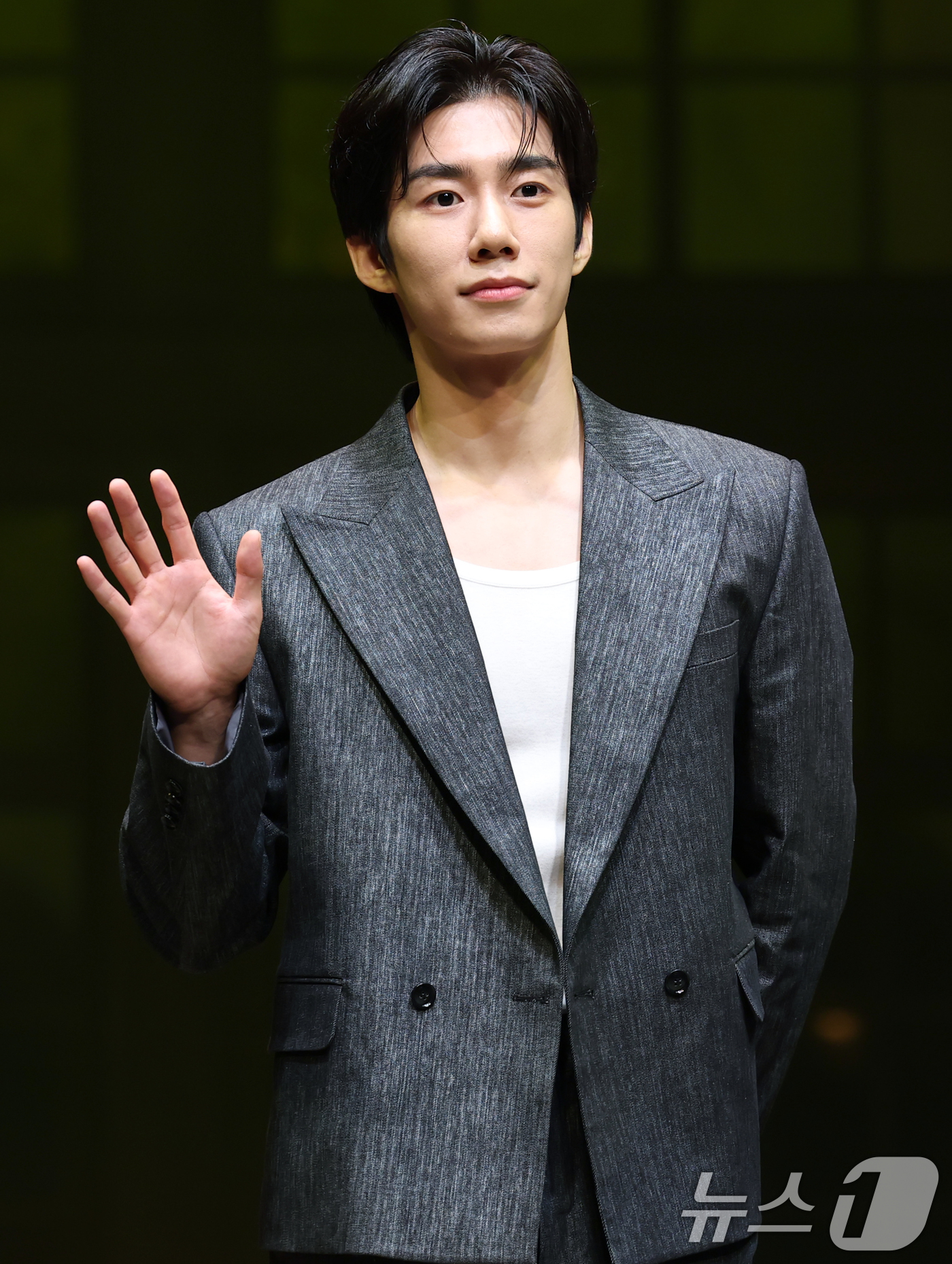 (서울=뉴스1) 권현진 기자 = 배우 손우현이 9일 오후 서울 서초구 예술의전당 CJ토월극장에서 열린 연극 ‘셰익스피어 인 러브’ 기자간담회에서 포즈를 취하고 있다.‘셰익스피어 인 …