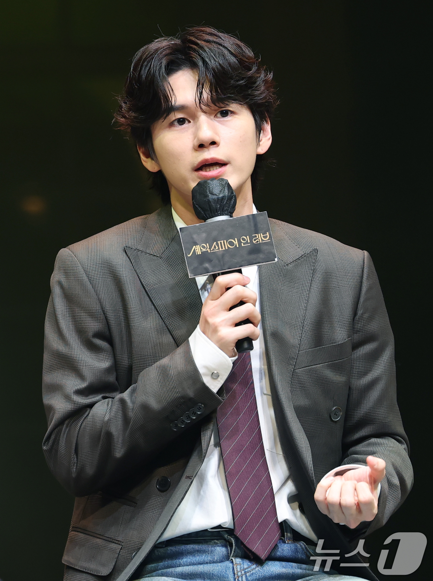 (서울=뉴스1) 권현진 기자 = 배우 겸 가수 옹성우가 9일 오후 서울 서초구 예술의전당 CJ토월극장에서 열린 연극 ‘셰익스피어 인 러브’ 기자간담회에서 인사말을 하고 있다.‘셰익 …