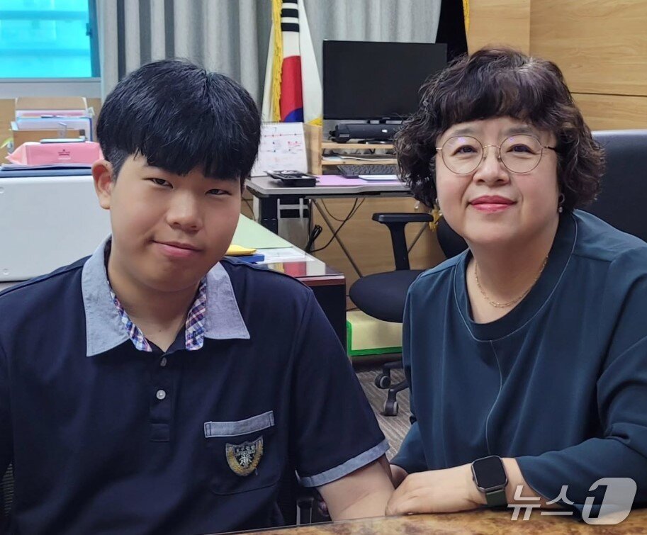 본문 이미지 - 옥 모 군&#40;왼쪽&#41;과  윤태숙 동두천중학교장. &#40;SNS 갈무리&#41; 