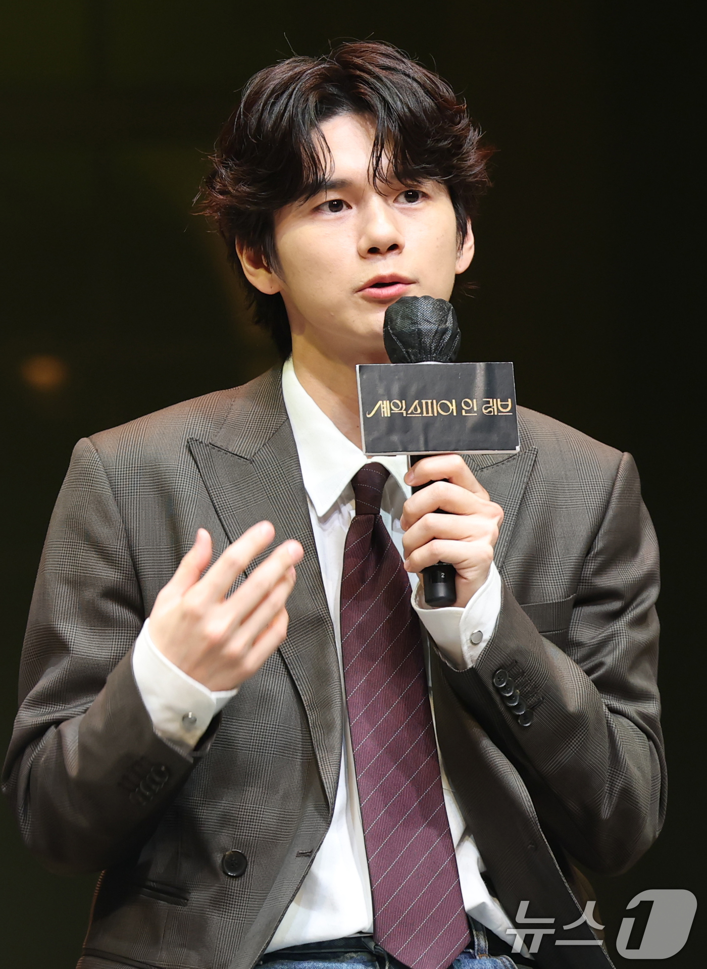 (서울=뉴스1) 권현진 기자 = 배우 겸 가수 옹성우가 9일 오후 서울 서초구 예술의전당 CJ토월극장에서 열린 연극 ‘셰익스피어 인 러브’ 기자간담회에서 인사말을 하고 있다.‘셰익 …