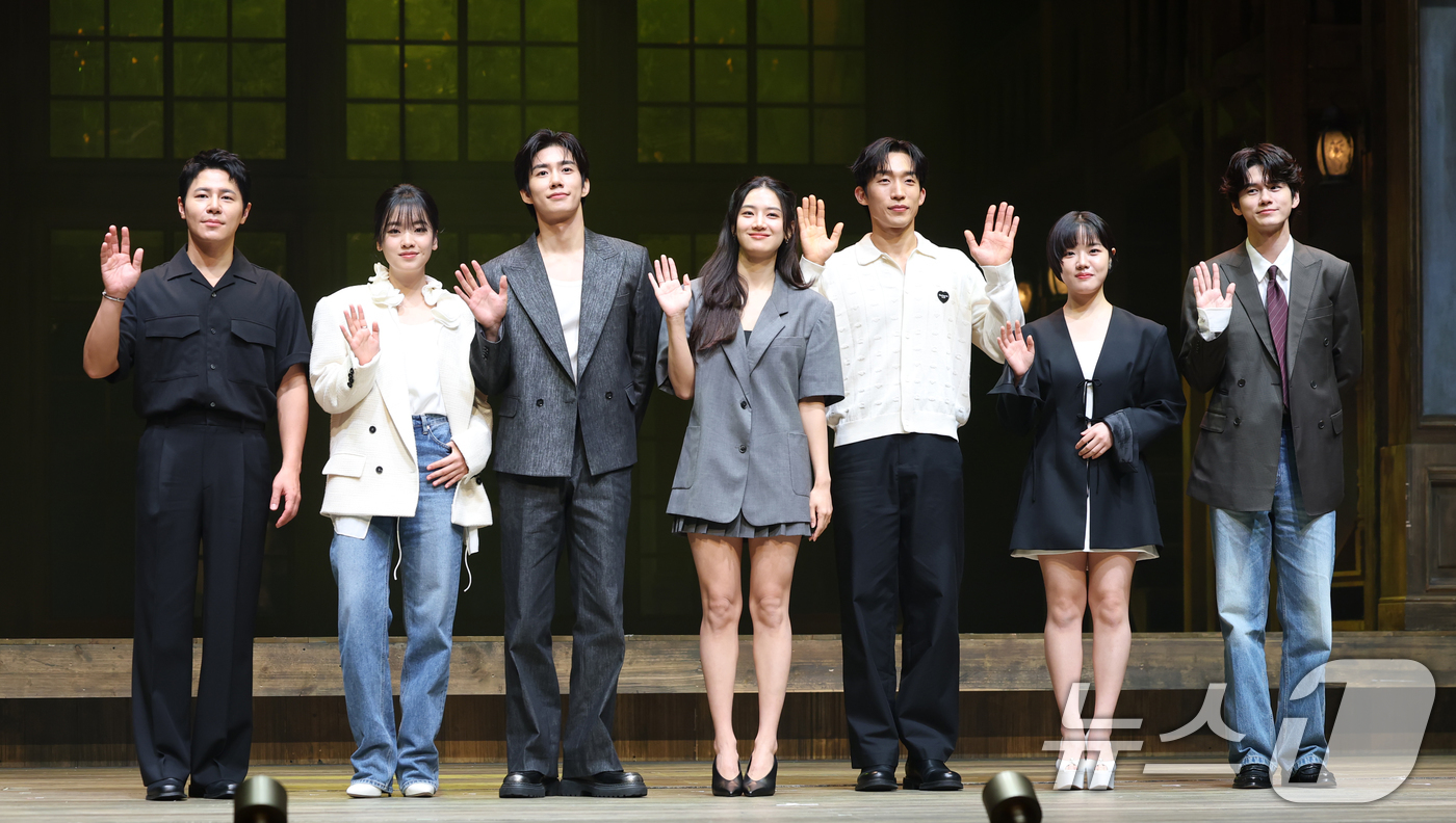 (서울=뉴스1) 권현진 기자 = 배우 이규형(왼쪽부터)과 이주영, 손우현, 박주현, 이상이, 김향기, 옹성우가 9일 오후 서울 서초구 예술의전당 CJ토월극장에서 열린 연극 ‘셰익스 …