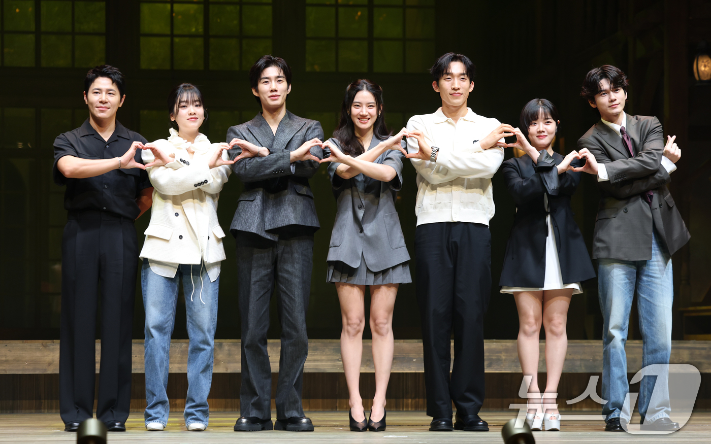 (서울=뉴스1) 권현진 기자 = 배우 이규형(왼쪽부터)과 이주영, 손우현, 박주현, 이상이, 김향기, 옹성우가 9일 오후 서울 서초구 예술의전당 CJ토월극장에서 열린 연극 ‘셰익스 …