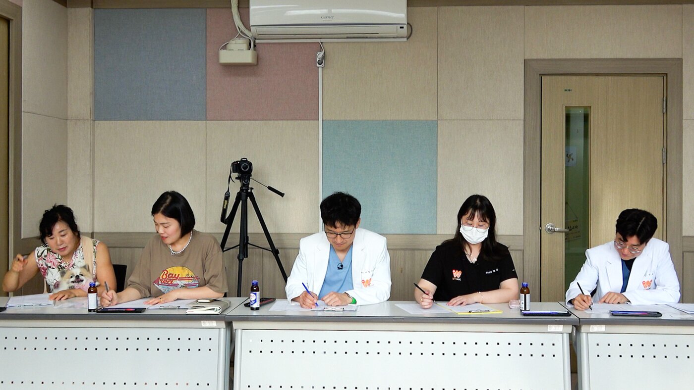 본문 이미지 - 월드펫동물메디컬센터 이철기 원장&#40;가운데&#41;과 관계자들이 서울 양천구 목2동 펫티켓 캠페인 참여자 모집 행사에서 심사를 진행하고 있다&#40;동물병원 제공&#41;. ⓒ 뉴스1