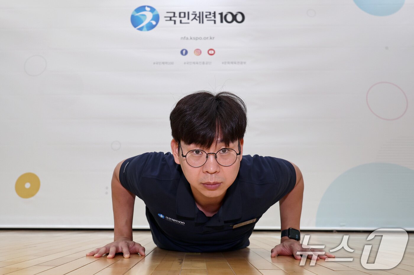 본문 이미지 - 강기용 체육진흥공단 운동처방사가 서울 송파구 올림픽공원 송파체력인증센터에서 팔굽혀펴기 시범을 보이고 있다. 2025.7.9/뉴스1 ⓒ News1 구윤성 기자