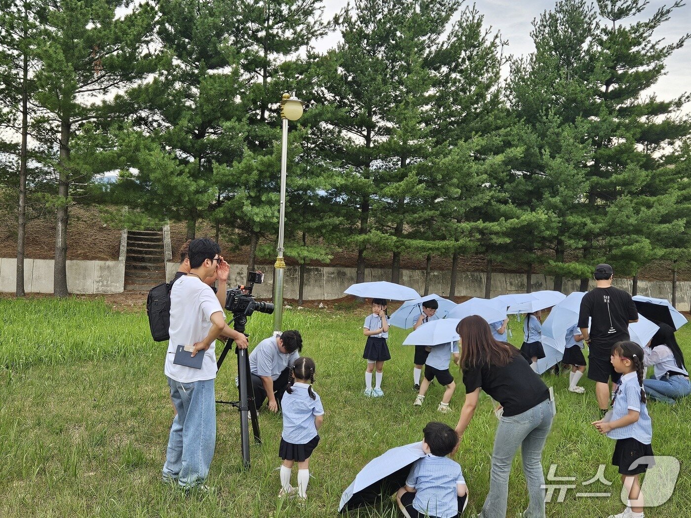 본문 이미지 - 지난 3일 강릉시 홍제정수장에서 지역 어린이집 원아들과 물 절약 홍보영상을 제작 중인 강릉시 상수도과 김철규 주무관.&#40;어린이집 관계자 제공, 재판매 및 DB 금지&#41; 2025.7.9/뉴스1