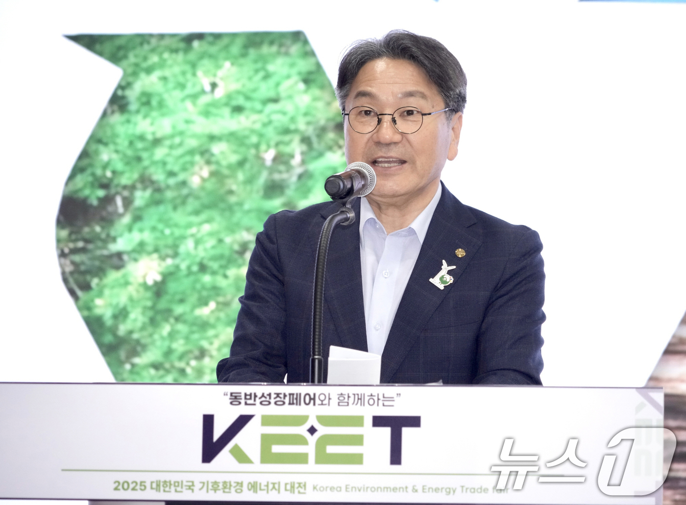 (광주=뉴스1) 박준배 기자 = 강기정 광주시장이 9일 오후 서구 김대중컨벤션센터에서 열린 ‘2025 대한민국 기후환경에너지대전’ 개막식에 참석해 인사말을 하고 있다. (광주시 제 …