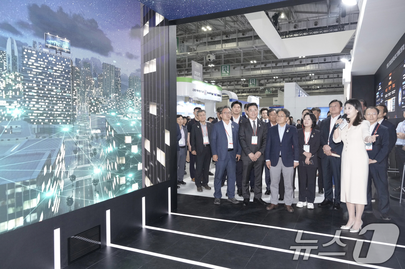 (광주=뉴스1) 박준배 기자 = 강기정 광주시장이 9일 오후 서구 김대중컨벤션센터에서 열린 ‘2025 대한민국 기후환경에너지대전’ 개막식에 참석해 부스를 둘러보고 있다. (광주시 …