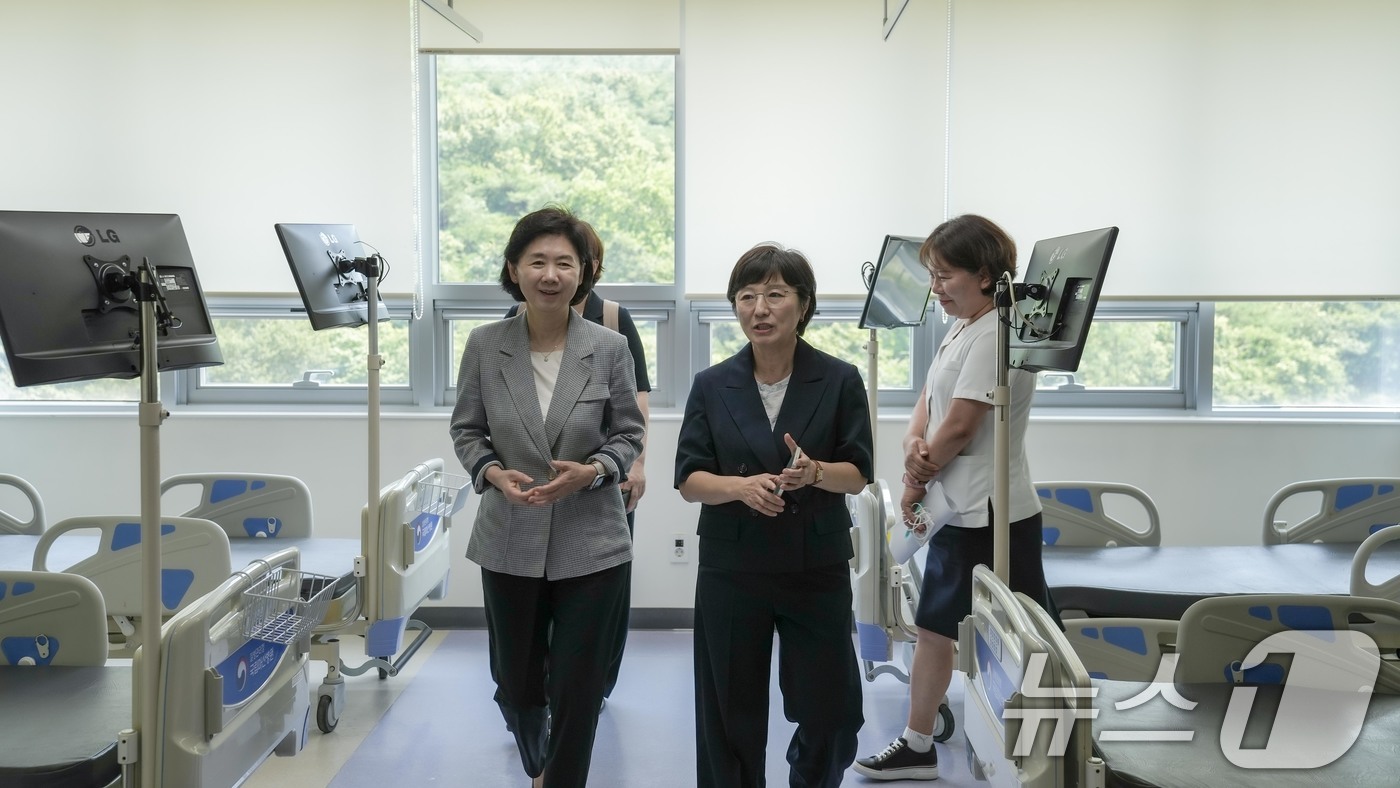 (서울=뉴스1) = 지영미 질병관리청장이 9일 경남 창원시 국립 마산병원에 방문해 병동을 점검하고 있다. (질병관리청 제공. 재판매 및 DB 금지) 2025.7.9/뉴스1