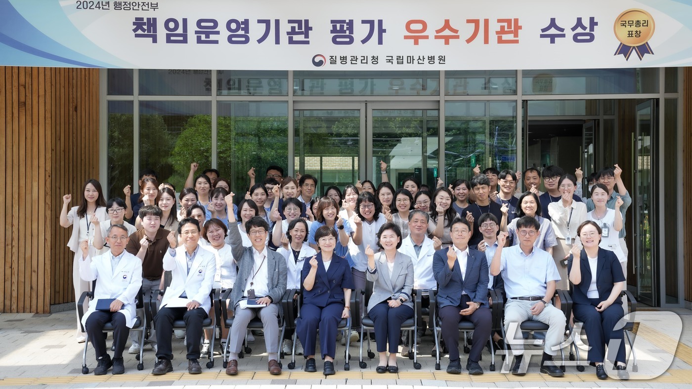 (서울=뉴스1) = 지영미 질병관리청장이 9일 경남 창원시 국립 마산병원에 방문해 직원들과 기념 촬영을 하고 있다. (질병관리청 제공. 재판매 및 DB 금지) 2025.7.9/뉴스 …