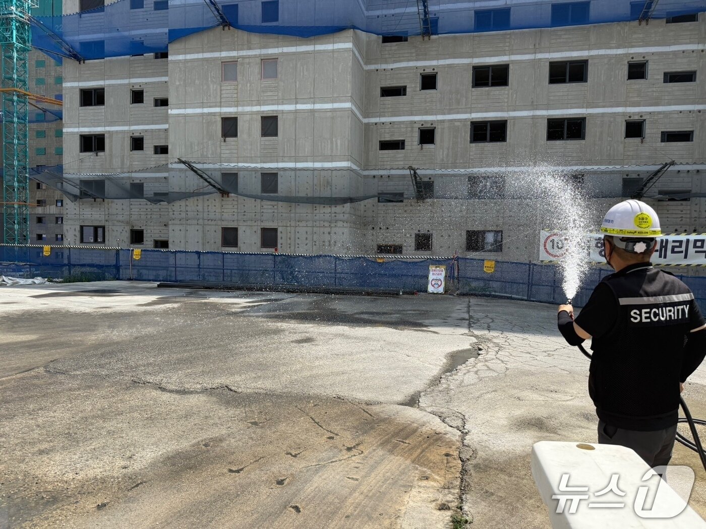 본문 이미지 - 경기도 전역에 폭염경보가 발령된 9일 오후 수원시 팔달구 소재 아파트 건설 현장에서 작업자가 바닥에 물을 뿌리고 있다. 2025.7.9/뉴스1 ⓒ News1 김기현 기자