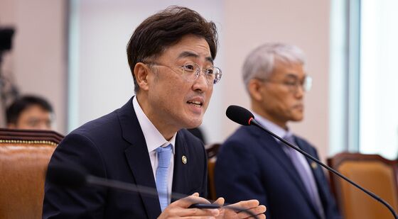 답변하는 이진수 법무부 장관 직무대행