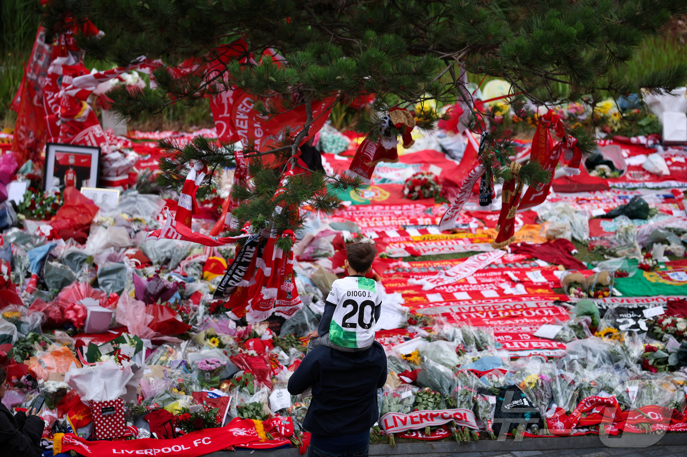 (리버풀 로이터=뉴스1) 양은하 기자 = 포르투갈에서 치러진 리버풀 축구 선수 디오고 조타의 장례식을 마친 뒤인 6일(현지시간) 영국 리버풀 안필드 스타디움 밖에서 팬들이 그를 추 …