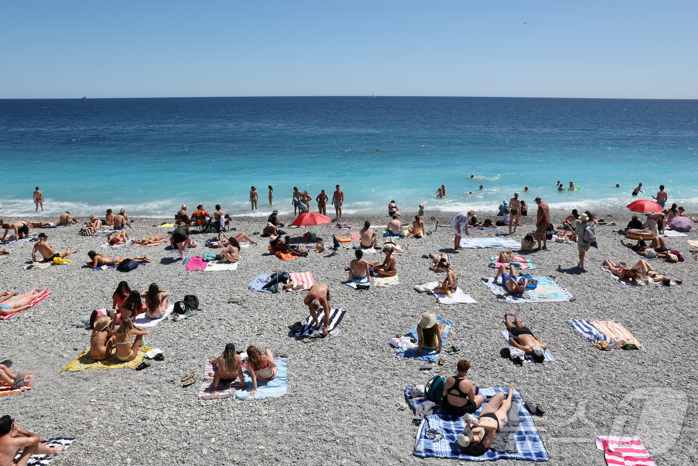 (니스 로이터=뉴스1) 김경민 기자 = 프랑스 니스의 프로메나데 데스 앙그레이스 해변에서 사람들이 따뜻한 여름 날을 즐기고 있다. 2025.7.8ⓒ 로이터=뉴스1