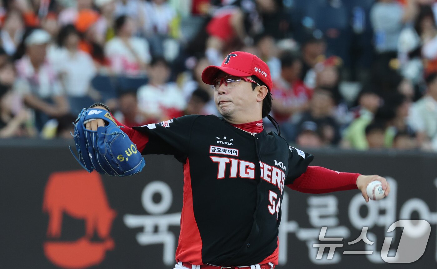 본문 이미지 - 9일 오후 대전 한화생명 볼파크에서 열린 프로야구 '2025 신한 SOL뱅크 KBO 리그' 기아 타이거즈와 한화 이글스 경기에서 기아 선발투수 양현종이 역투하고 있다. 2025.7.9 ⓒ 뉴스1 김기태 기자