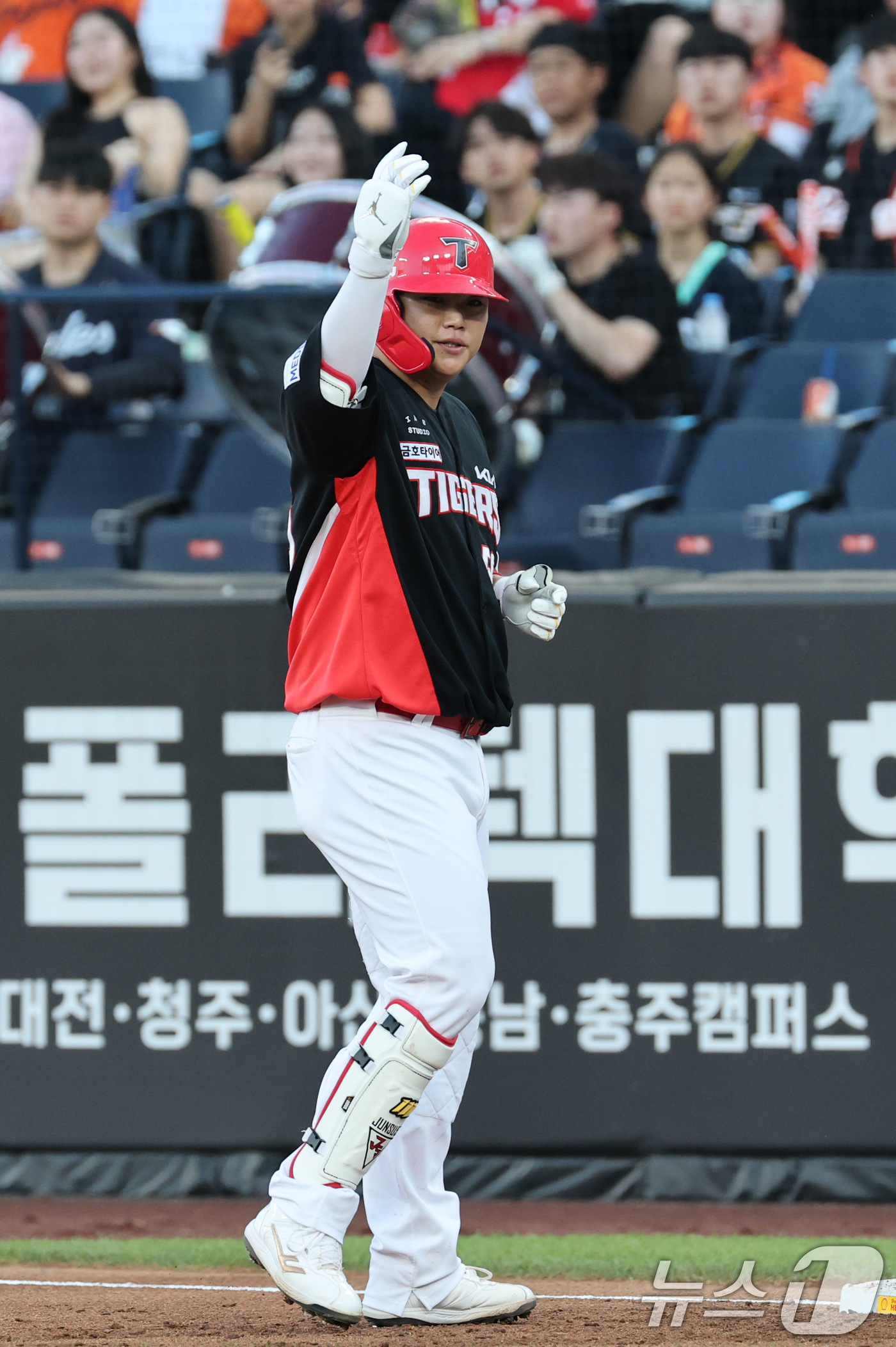 (대전=뉴스1) 김기태 기자 = 9일 오후 대전 한화생명 볼파크에서 열린 프로야구 '2025 신한 SOL뱅크 KBO 리그' 기아 타이거즈와 한화 이글스 경기에서 2회초 1, 2루 …