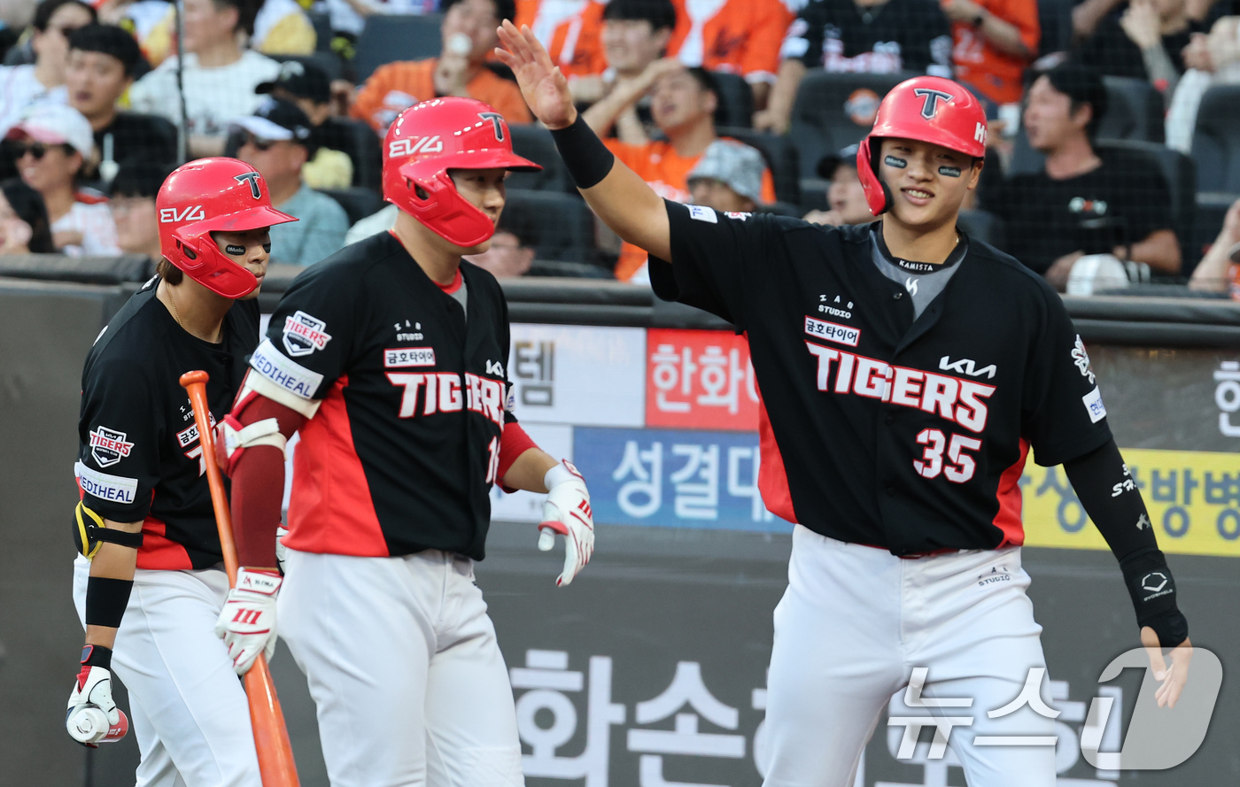 (대전=뉴스1) 김기태 기자 = 9일 오후 대전 한화생명 볼파크에서 열린 프로야구 '2025 신한 SOL뱅크 KBO 리그' 기아 타이거즈와 한화 이글스 경기에서 2회초 2사 만루 …
