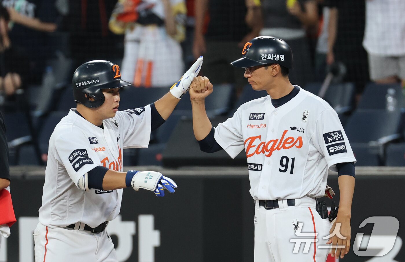 본문 이미지 - 9일 오후 대전 한화생명 볼파크에서 열린 프로야구 &#39;2025 신한 SOL뱅크 KBO 리그&#39; 기아 타이거즈와 한화 이글스 경기에서 4회말 1사 한화 문현빈이 중전안타를 치고 있다. 2025.7.9/뉴스1 ⓒ News1 김기태 기자