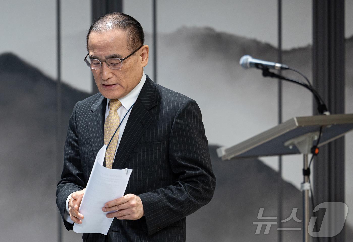 (서울=뉴스1) 이재명 기자 = 위성락 국가안보실장이 9일 서울 용산 대통령실 청사에서 관세협상 및 방위비 관련 브리핑을 하기 위해 입장하고 있다. 2025.7.9/뉴스1