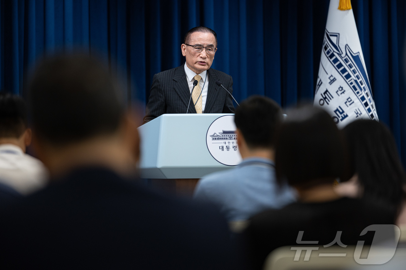 (서울=뉴스1) 이재명 기자 = 위성락 국가안보실장이 9일 서울 용산 대통령실 청사에서 관세협상 및 방위비 관련 브리핑을 하고 있다. 2025.7.9/뉴스1