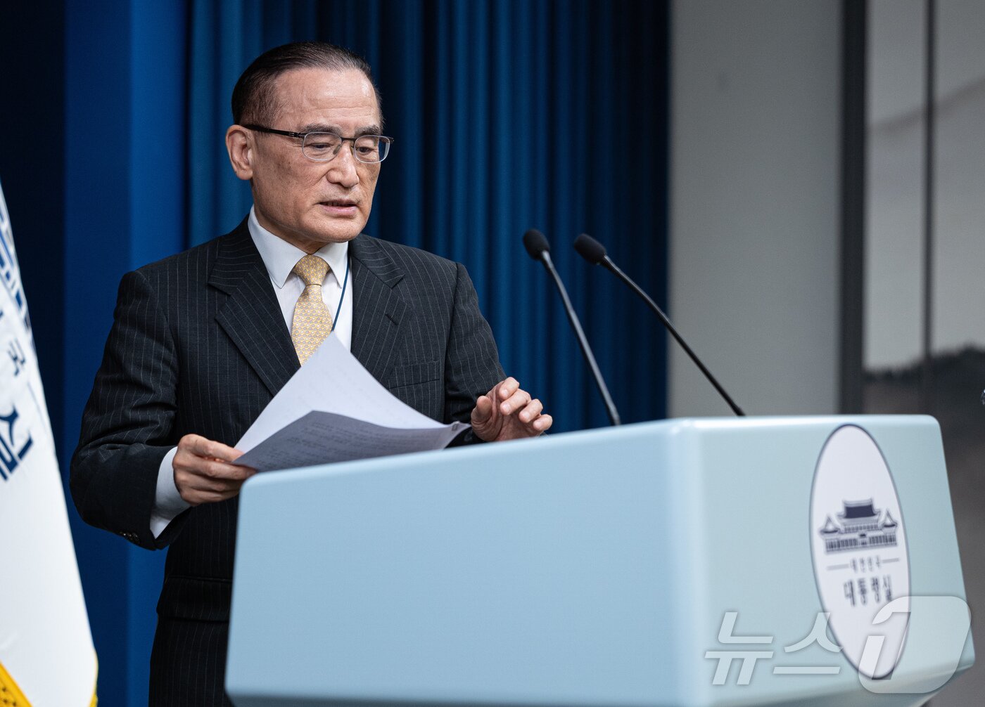 본문 이미지 - 위성락 국가안보실장이 9일 서울 용산 대통령실 청사에서 관세협상 및 방위비 관련 브리핑을 하기 위해 입장하고 있다. 2025.7.9/뉴스1 ⓒ News1 이재명 기자