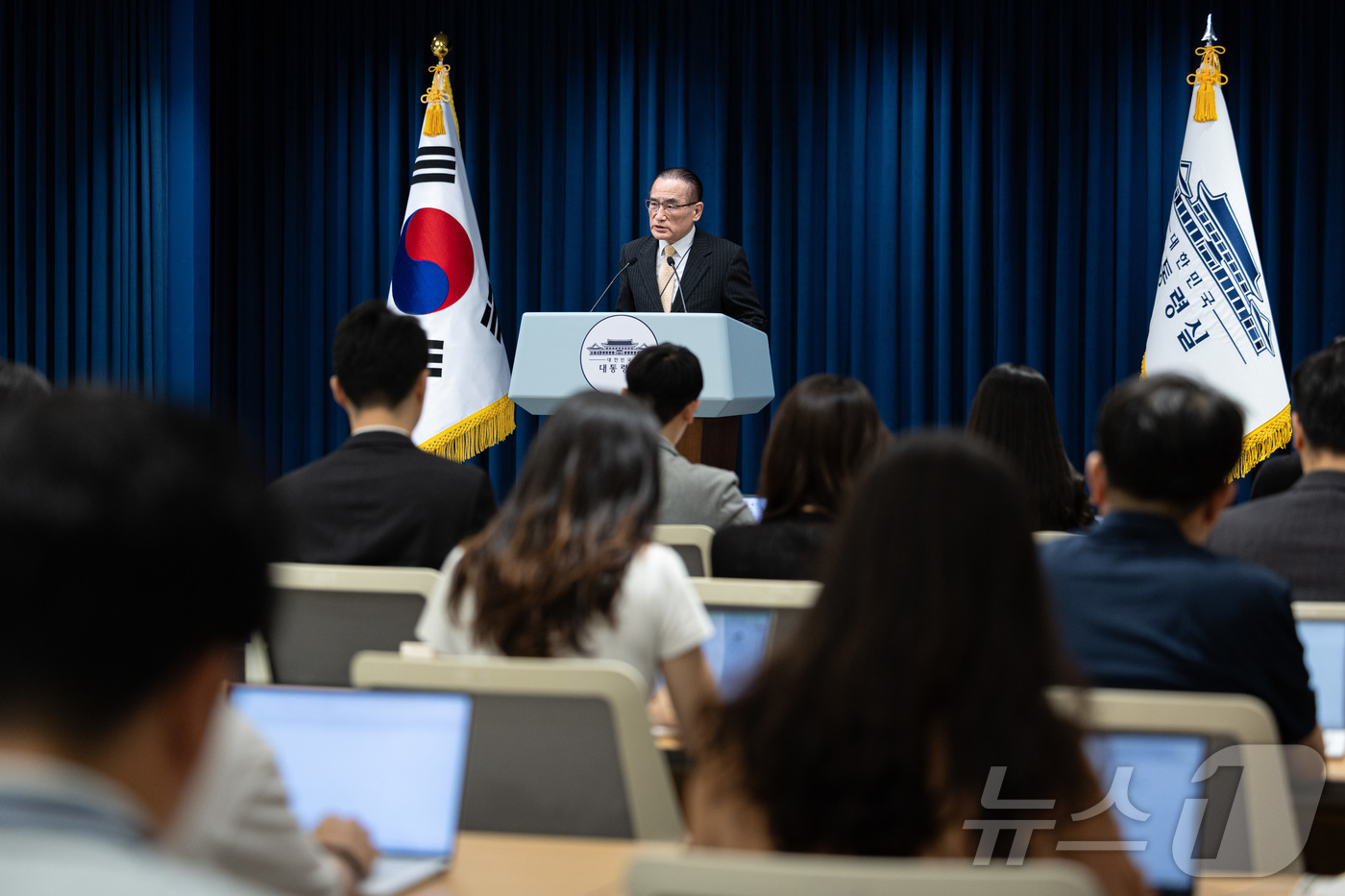 (서울=뉴스1) 이재명 기자 = 위성락 국가안보실장이 9일 서울 용산 대통령실 청사에서 관세협상 및 방위비 관련 브리핑을 하고 있다. 2025.7.9/뉴스1