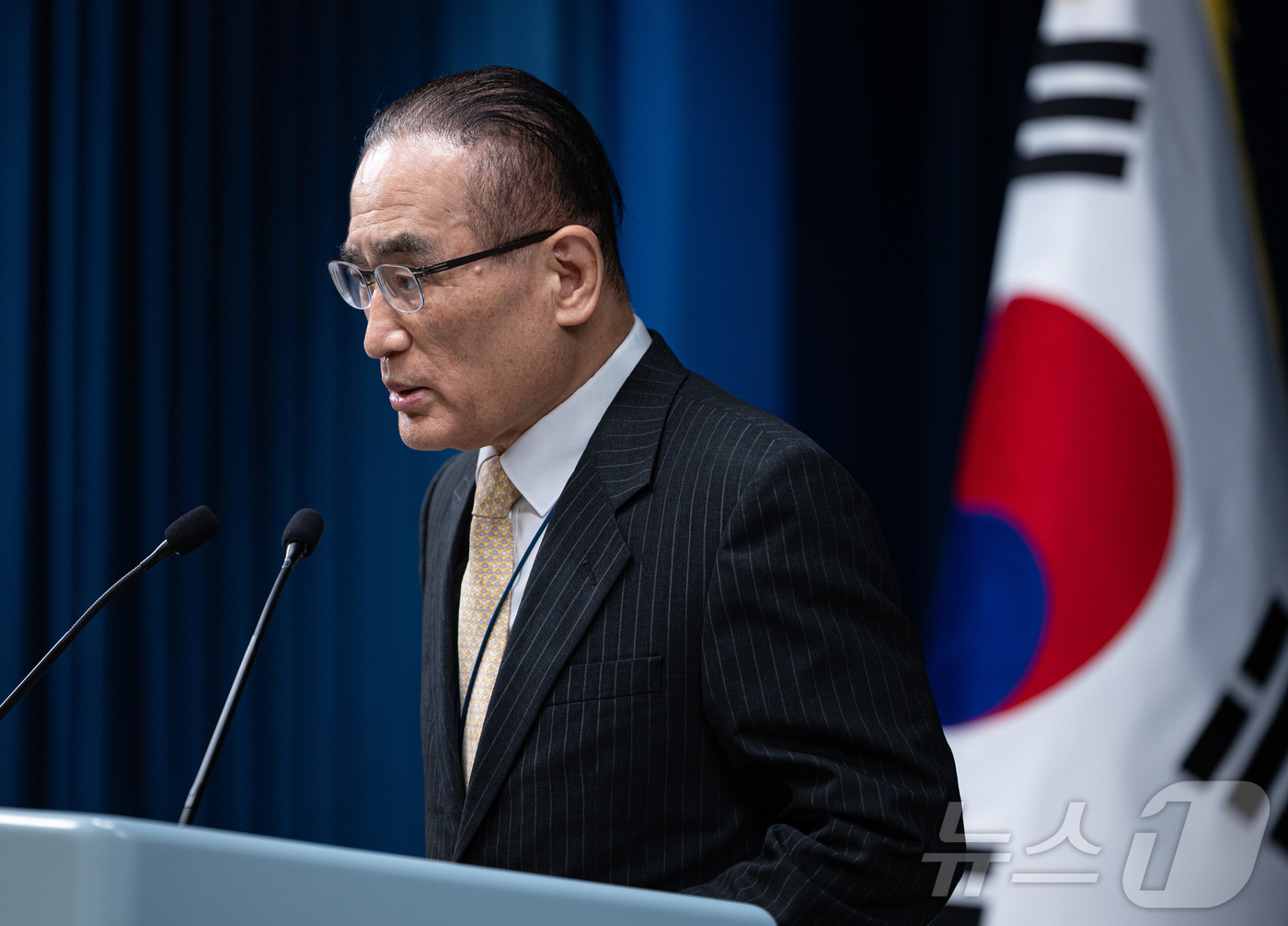 (서울=뉴스1) 이재명 기자 = 위성락 국가안보실장이 9일 서울 용산 대통령실 청사에서 관세협상 및 방위비 관련 브리핑을 하고 있다. 2025.7.9/뉴스1