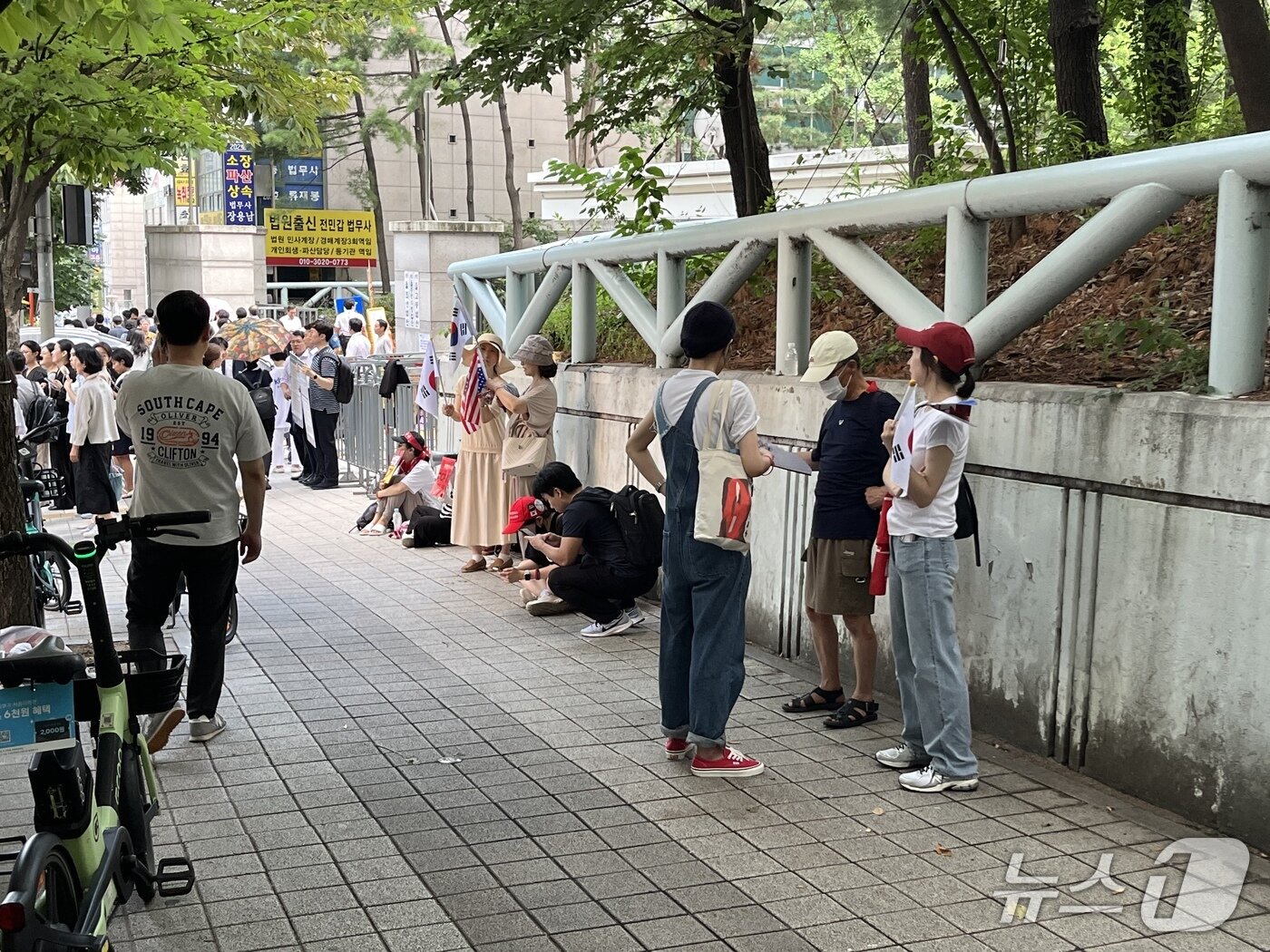 본문 이미지 - 9일 서울중앙지법 앞 윤석열 전 대통령 지지자들의 모습. 2025.7.9/뉴스1 ⓒ News1 김종훈 기자