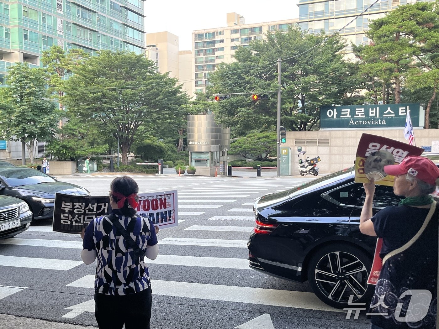 본문 이미지 - 9일 서울 서초구 아크로비스타 앞 윤석열 전 대통령 지지자들의 모습. 2025.7.9/뉴스1 ⓒ News1 김종훈 기자