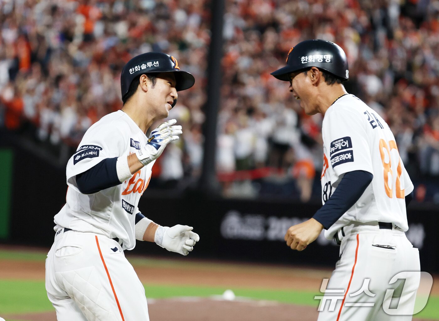 본문 이미지 - 9일 오후 대전 한화생명 볼파크에서 열린 프로야구 &#39;2025 신한 SOL뱅크 KBO 리그&#39; 기아 타이거즈와 한화 이글스 경기에서 4회말 2사 1, 3루 상황 한화 최재훈이 3점 홈런을 치고 환호하고 있다. 2025.7.9/뉴스1 ⓒ News1 김기태 기자