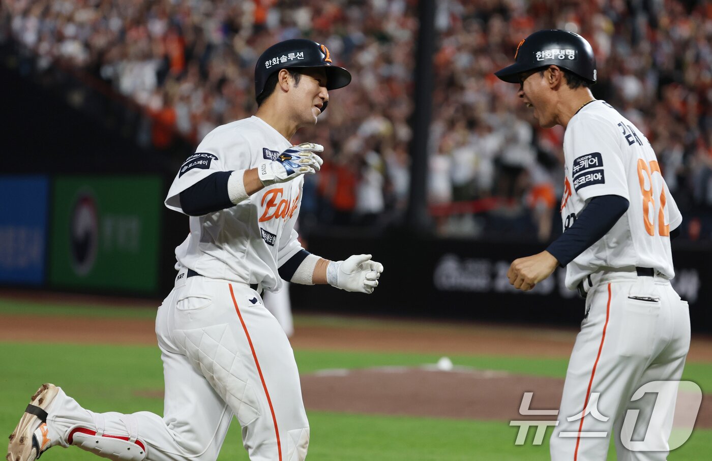 본문 이미지 - 9일 오후 대전 한화생명 볼파크에서 열린 프로야구 &#39;2025 신한 SOL뱅크 KBO 리그&#39; 기아 타이거즈와 한화 이글스 경기에서 4회말 2사 1, 3루 상황 한화 최재훈이 3점 홈런을 치고 환호하고 있다. 2025.7.9/뉴스1 ⓒ News1 김기태 기자