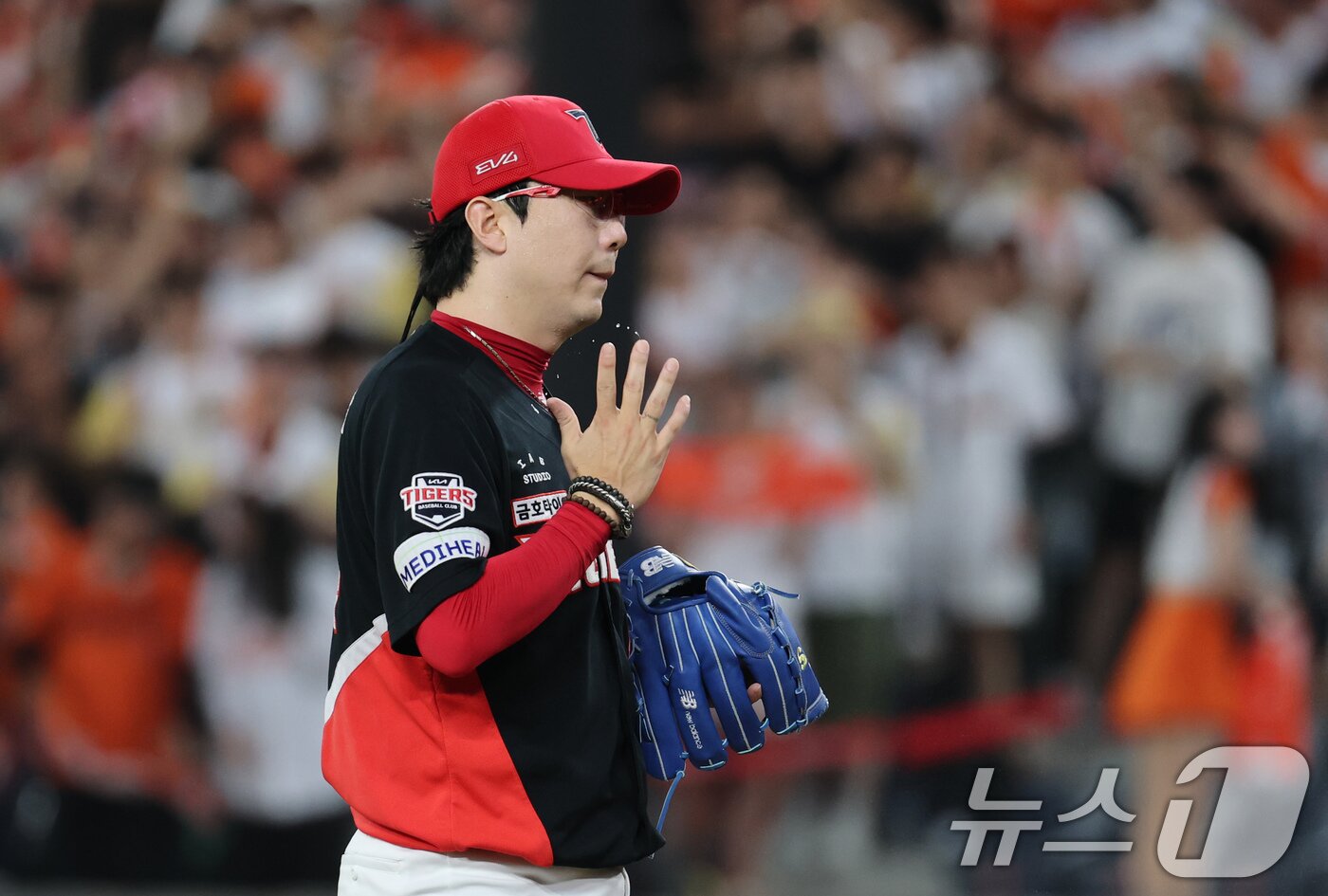본문 이미지 - 9일 오후 대전 한화생명 볼파크에서 열린 프로야구 &#39;2025 신한 SOL뱅크 KBO 리그&#39; 기아 타이거즈와 한화 이글스 경기에서 4회말 2사 1, 3루 상황 한화 최재훈이 3점 홈런을 맞은 기아 양현종이 땀을 닦고 있다. 2025.7.9/뉴스1 ⓒ News1 김기태 기자