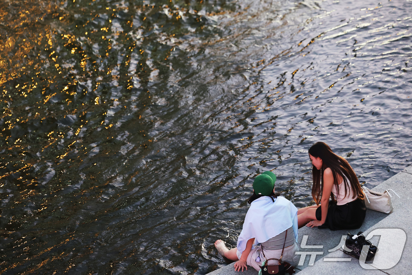 (서울=뉴스1) 장수영 기자 = 이른 폭염과 함께 열흘 넘게 열대야가 이어지고 있는 9일 저녁 서울 중구 청계천을 찾은 시민들이 더위를 식히고 있다. 2025.7.9/뉴스1