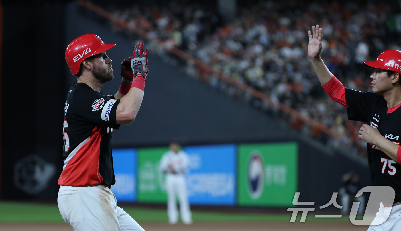 (대전=뉴스1) 김기태 기자 = 9일 오후 대전 한화생명 볼파크에서 열린 프로야구 '2025 신한 SOL뱅크 KBO 리그' 기아 타이거즈와 한화 이글스 경기에서 8회초 기아 위즈덤 …