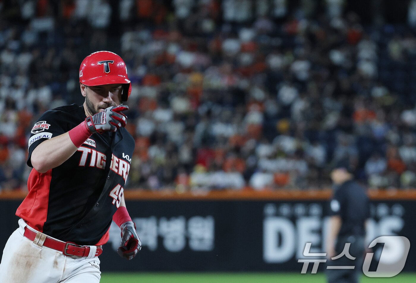 본문 이미지 - 9일 오후 대전 한화생명 볼파크에서 열린 프로야구 &#39;2025 신한 SOL뱅크 KBO 리그&#39; 기아 타이거즈와 한화 이글스 경기에서 8회초 기아 위즈덤이 솔로홈런을 치고 환호하고 있다. 2025.7.9/뉴스1 ⓒ News1 김기태 기자