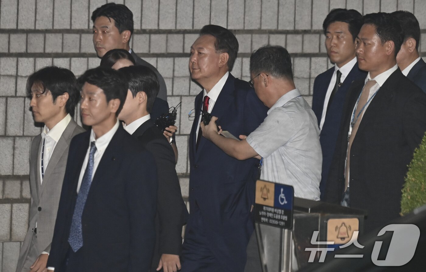 본문 이미지 - 12·3 비상계엄과 관련해 특검 수사를 받는 윤석열 전 대통령이 9일 밤 서울중앙지법에서 두 번째 구속 전 피의자심문&#40;영장실질심사&#41;을 마친 뒤 대기장소인 서울구치소로 이동하고 있다. 2025.7.9/뉴스1 ⓒ News1 사진공동취재단