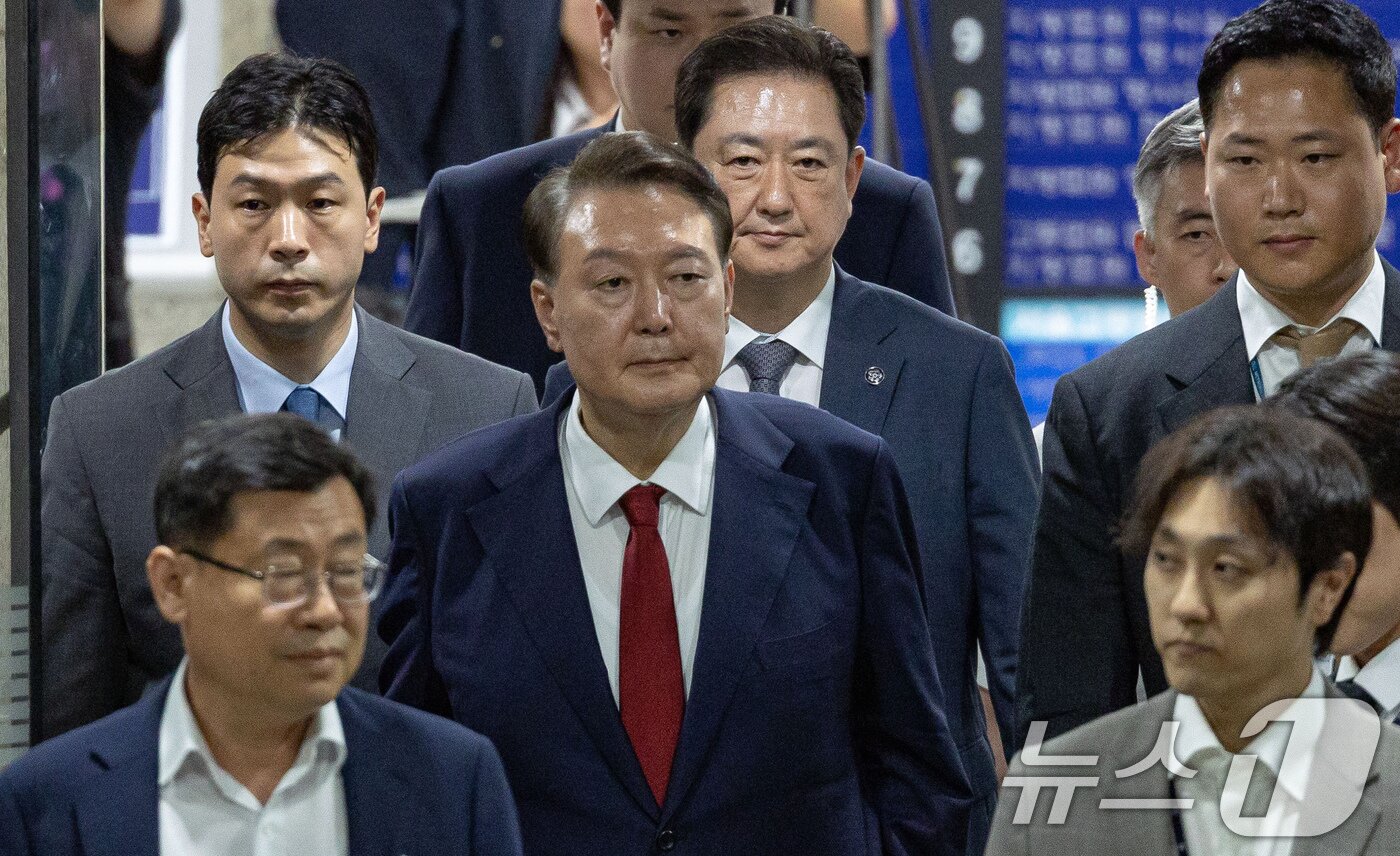 본문 이미지 - 12·3 비상계엄과 관련해 특검 수사를 받는 윤석열 전 대통령이 9일 밤 서울중앙지법에서 두 번째 구속 전 피의자심문&#40;영장실질심사&#41;을 마친 뒤 대기장소인 서울구치소로 이동하고 있다. 2025.7.9/뉴스1 ⓒ News1 사진공동취재단