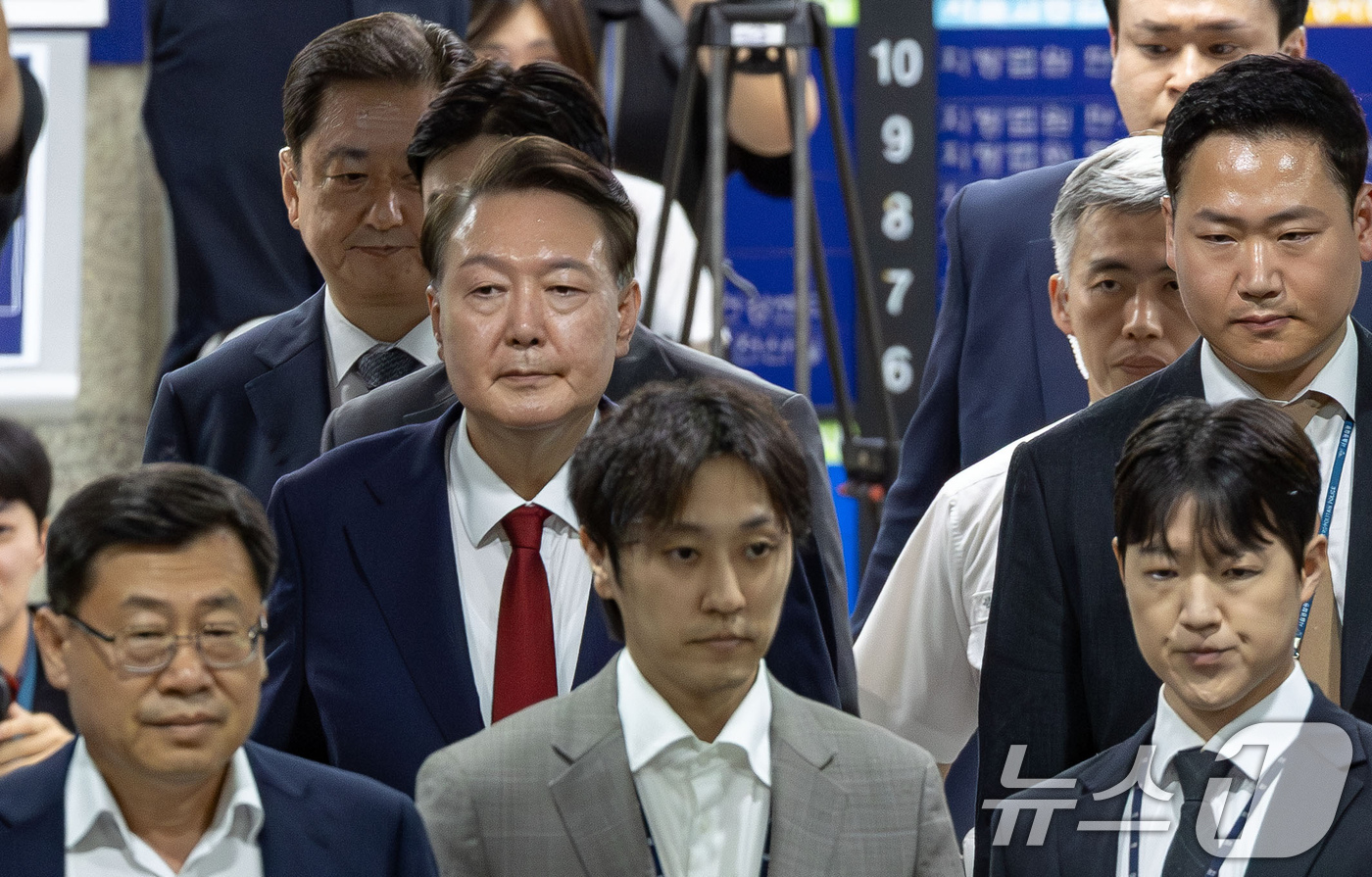 (서울=뉴스1) 사진공동취재단 = 12·3 비상계엄과 관련해 특검 수사를 받는 윤석열 전 대통령이 9일 밤 서울중앙지법에서 두 번째 구속 전 피의자심문(영장실질심사)을 마친 뒤 대 …