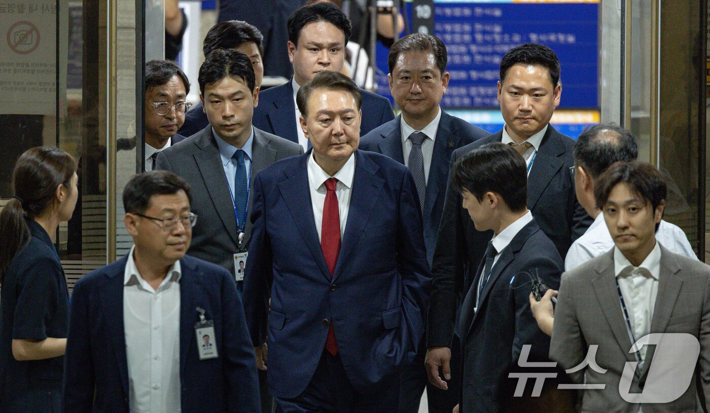 본문 이미지 - 12·3 비상계엄과 관련해 특검 수사를 받는 윤석열 전 대통령이 9일 밤 서울중앙지법에서 두 번째 구속 전 피의자심문&#40;영장실질심사&#41;을 마친 뒤 대기장소인 서울구치소로 이동하고 있다. 2025.7.9/뉴스1 ⓒ News1 사진공동취재단