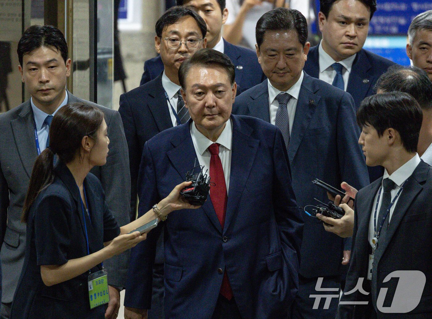 본문 이미지 - 12·3 비상계엄과 관련해 특검 수사를 받는 윤석열 전 대통령이 9일 밤 서울중앙지법에서 두 번째 구속 전 피의자심문&#40;영장실질심사&#41;을 마친 뒤 대기장소인 서울구치소로 이동하고 있다. 2025.7.9/뉴스1 ⓒ News1 사진공동취재단