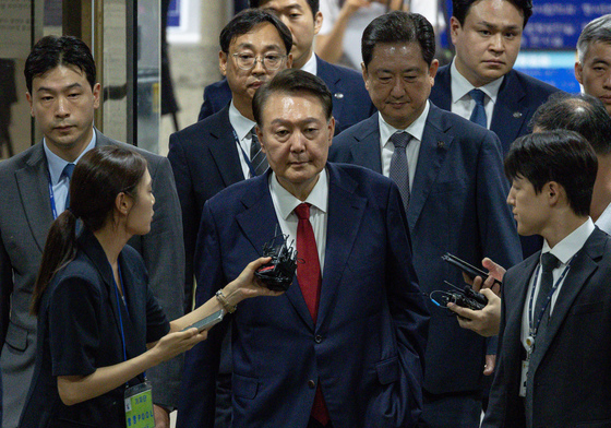 '尹 명예훼손 보도 의혹' 재판부, 윤 前대통령 증인으로 다시 소환키로